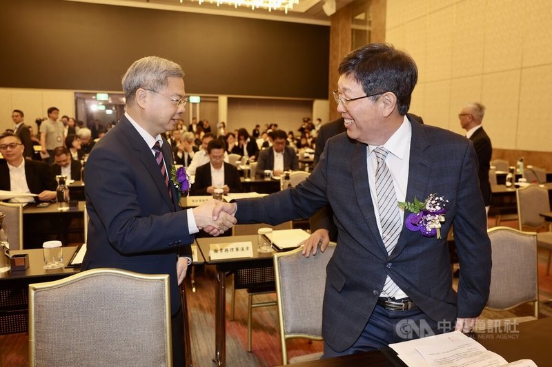 台灣區電機電子工業同業公會（TEEMA）第27屆第2次會員代表大會15日在台北舉行，經濟部長龔明鑫（前左）與電電公會理事長、鴻海董事長劉揚偉（前右）出席，兩人握手致意。中央社記者王飛華攝　115年5月15日