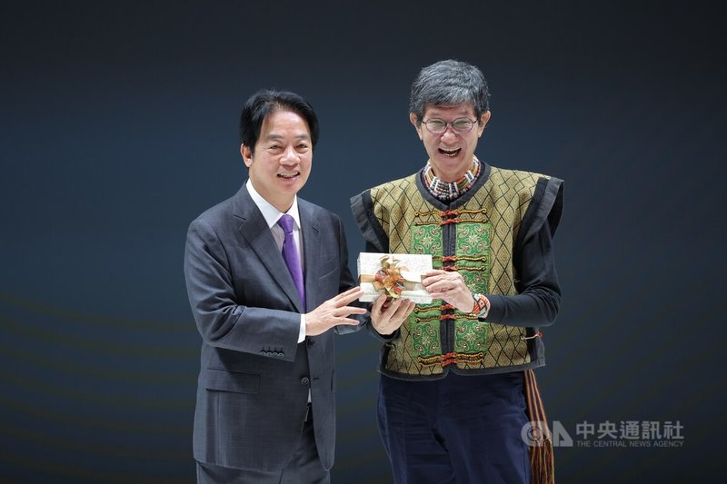 第24屆國家文藝獎贈獎典禮15日下午在台北舉行，總統賴清德（左）出席與會，親自贈禮給榮獲電影類殊榮的導演虞戡平（右）。中央社記者翁睿坤攝　115年5月15日