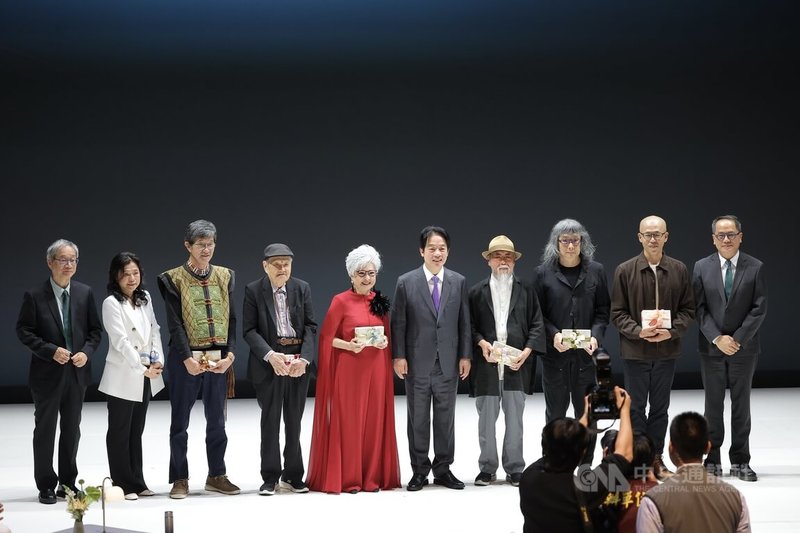 第24屆國家文藝獎15日下午在台北舉行贈獎典禮，總統賴清德（右5）、文化部長李遠（左）、國藝會董事長彭俊亨（右）與本屆7名得主合影留念。中央社記者翁睿坤攝　115年5月15日
