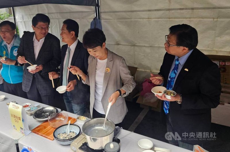 民進黨立委陳亭妃（右2）15日在立法院廣場親自燙台南鮮蚵給同黨立委林俊憲（左3）和國民黨立委謝龍介（左2）及農業部次長黃昭欽（右1）品嘗，共同推廣國產牡蠣。中央社記者曾以寧攝　115年5月15日