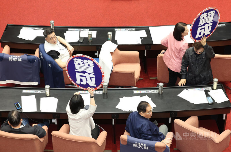 民眾黨立法院黨團提案，將立法院本會期延長會期至8月31日止。立法院會15日處理該提案，雖民進黨團反對，但在藍白人數優勢下，經表決後仍通過民眾黨團提案，本會期延長會期至8月31日止。圖為國民黨團高舉贊成牌。中央社記者張新偉攝　115年5月15日