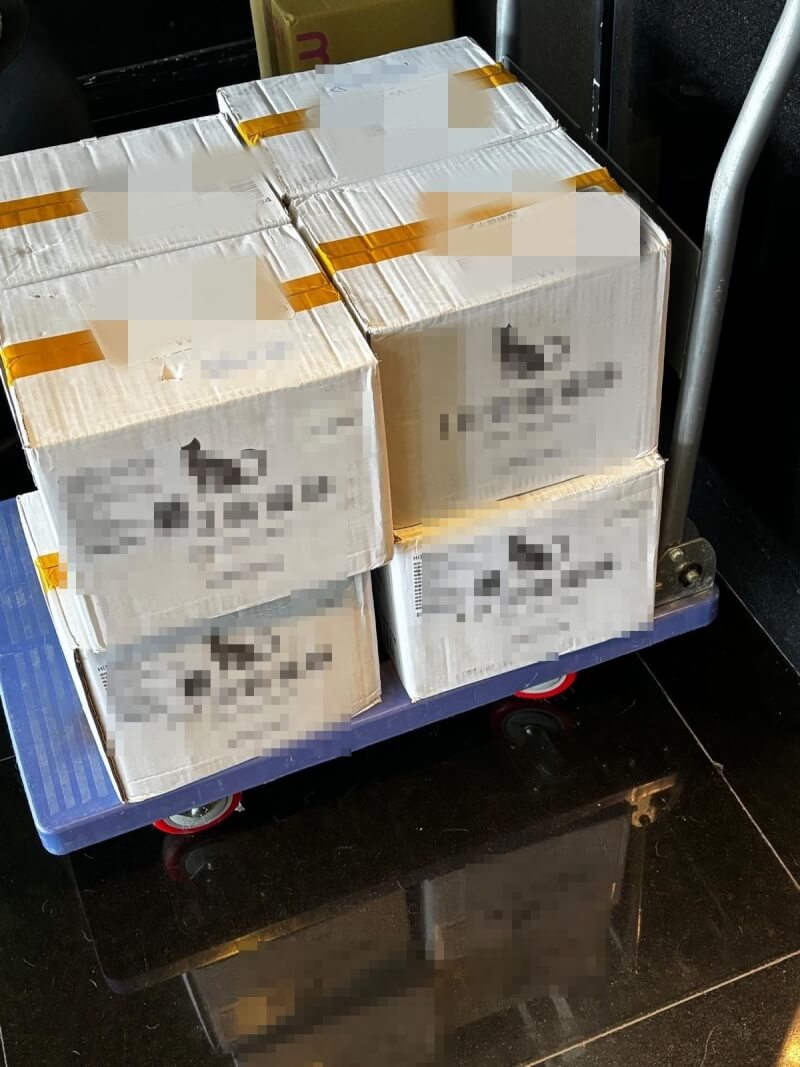 位於台北市信義區巷弄內一棟高級公寓大樓,有住戶向台北市政府投訴,鄰居疑似飼養數十隻貓隻,臭味加上毛絮造成她近來眼鼻不適,每天須服抗過敏藥。圖為放置公寓門口的大批盒裝貓砂。(民眾提供)中央社記者劉建邦傳真 115年5月15日