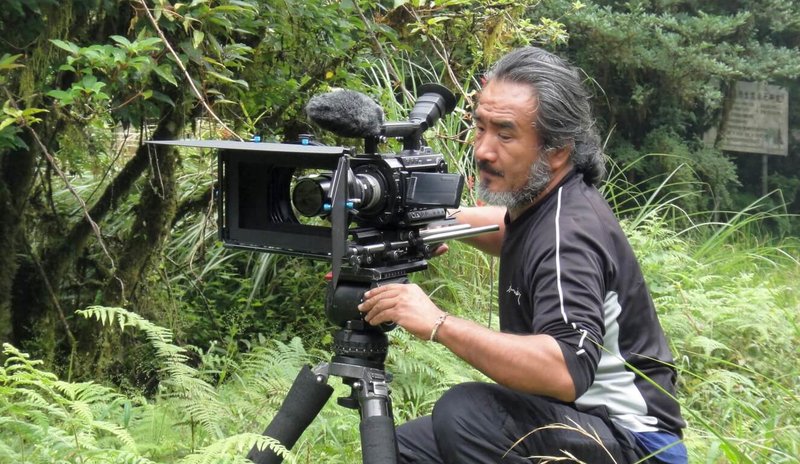 紀錄片「飛吧!熊鷹」15日上映,由導演梁皆得(圖)歷時12年深入山林及原住民族部落拍攝完成,他盼望透過紀錄片讓觀眾反思,該如何讓瀕危的熊鷹繼續翱翔天際。(采昌國際多媒體提供)中央社記者黃旭昇傳真 115年5月15日