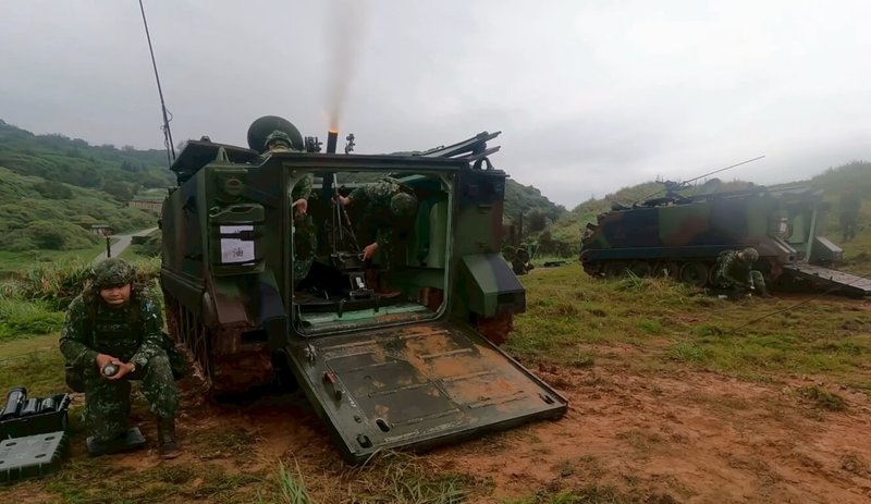 為強化防區整體作戰能力,陸軍東引地區指揮部日前實施忠義操演,模擬敵軍從東引島澳底地區登陸進犯,以實兵、實地、實戰方式,驗證部隊整體應處能力。(陸軍東引地區指揮部提供)中央社記者潘欣彤傳真 115年5月15日