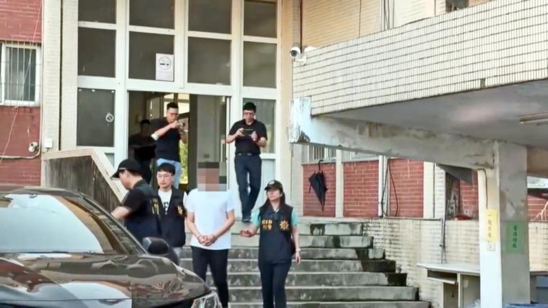 雲林北港朝天宮董事長蔡咏鍀兒子蔡晉財（白衣者）涉「強迫下跪」暴力案，警方近日借提偵訊，移送台灣雲林地方檢察署偵辦。（讀者提供）中央社記者蔡智明傳真　115年5月15日