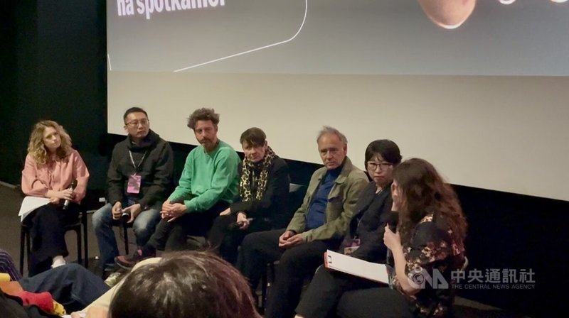 「Cooking Up Democracy」導演楚特(中間)、製片Dirk Manthey(右3)、製片黃惠偵(右2) 、攝影Robert Falckenberg(左3) 一起出席映後Q&A環節,與觀眾討論台灣民主。中央社記者鄭淨伃華沙攝 115年5月15日
