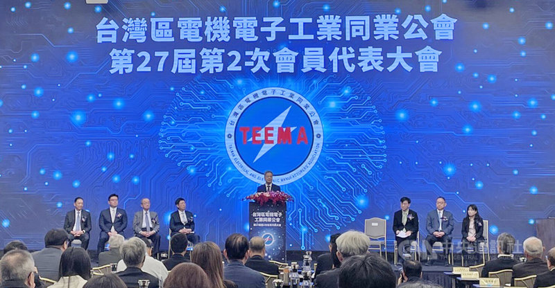 電電公會15日舉行會員代表大會，經濟部長龔明鑫（舞台中央）受邀致詞表示，人工智慧AI強勁浪潮帶領，台灣要行銷全世界打造「經濟日不落國」。中央社記者鍾榮峰攝　115年5月15日
