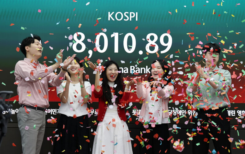 韓國股市KOSPI指數15日首度升破8000點大關。（韓聯社）