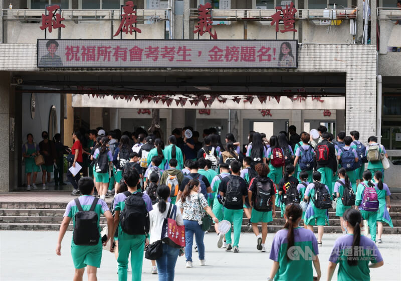 115年國中教育會考16日起登場，15日下午開放看考場，師大附中考場的電子看板秀出「金榜題名」祝福字句，為考生加油打氣。中央社記者謝佳璋攝  115年5月15日