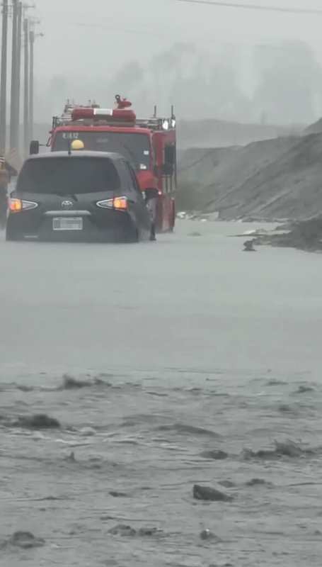 花蓮馬太鞍溪及花蓮溪15日因大雨水位上漲，周邊支流排水不及，光復鄉佛祖街淹水，車輛受困。（馬太鞍溪跨部落青年聯盟提供）中央社記者張祈傳真　115年5月15日