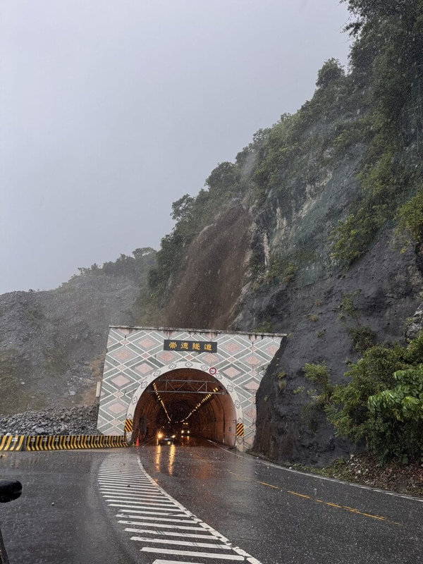 花蓮山區大雨，蘇花公路163公里處崇德隧道北口上邊坡有土石泥流，公路局15日緊急宣布，和仁至崇德段中午12時15分起預警性封路。（公路局東區養護工程分局提供）中央社記者張祈傳真　115年5月15日