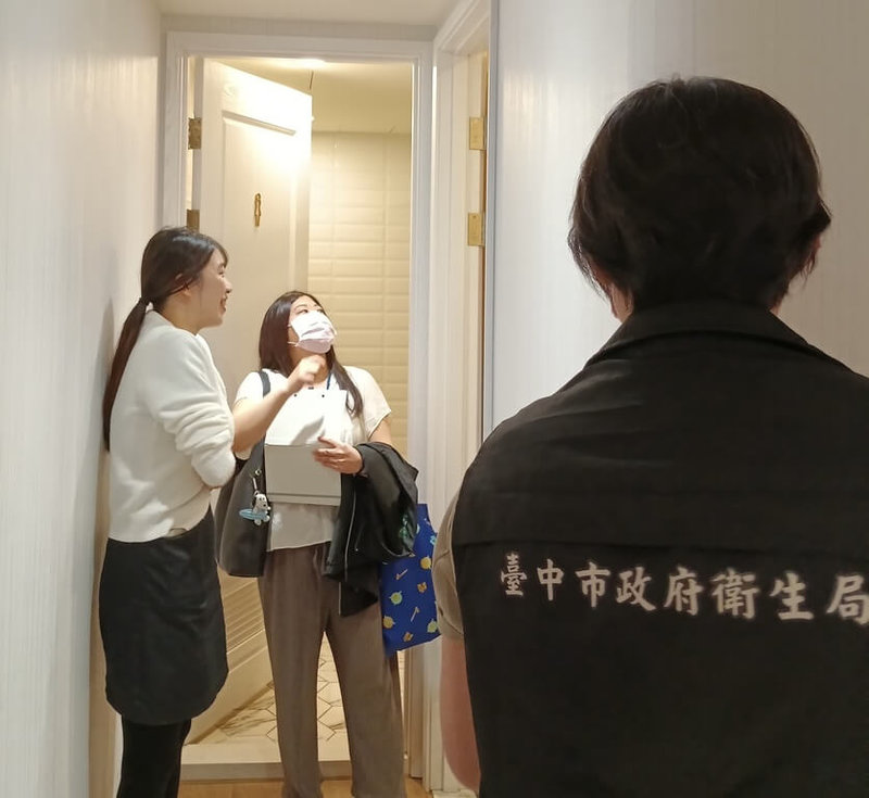 台中市政府啟動「反針孔擴大聯合稽查專案」，查獲光澤診所未經同意私自攝錄病患醫療影像。（台中市政府提供）中央社記者趙麗妍傳真　115年5月15日