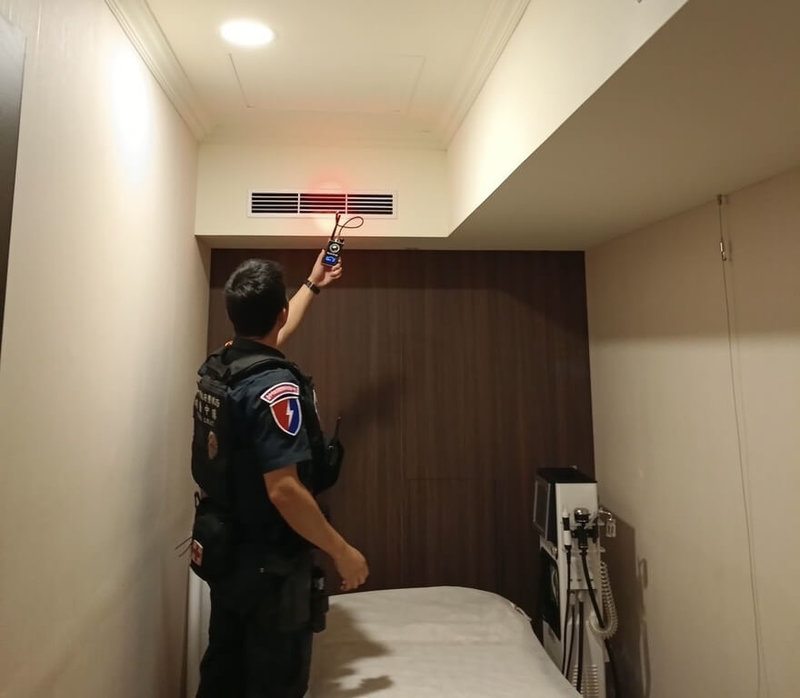 為維護消費者隱私，台中市政府啟動「反針孔擴大聯合稽查專案」，跨局處展開聯合稽查。圖為台市府稽查聖宜診所。（台中市政府提供）中央社記者趙麗妍傳真　115年5月15日