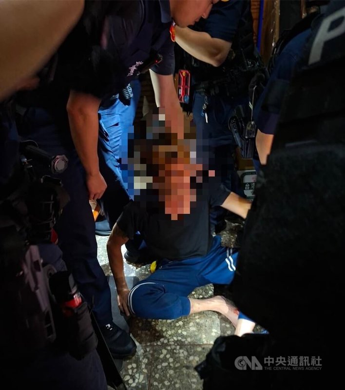 新北市新莊區15日晚間1名男子在街上揮舞長刀疑要砍人，警消合力破門將男子壓制逮捕送辦。（翻攝畫面）中央社記者曹亞沿傳真 115年5月15日