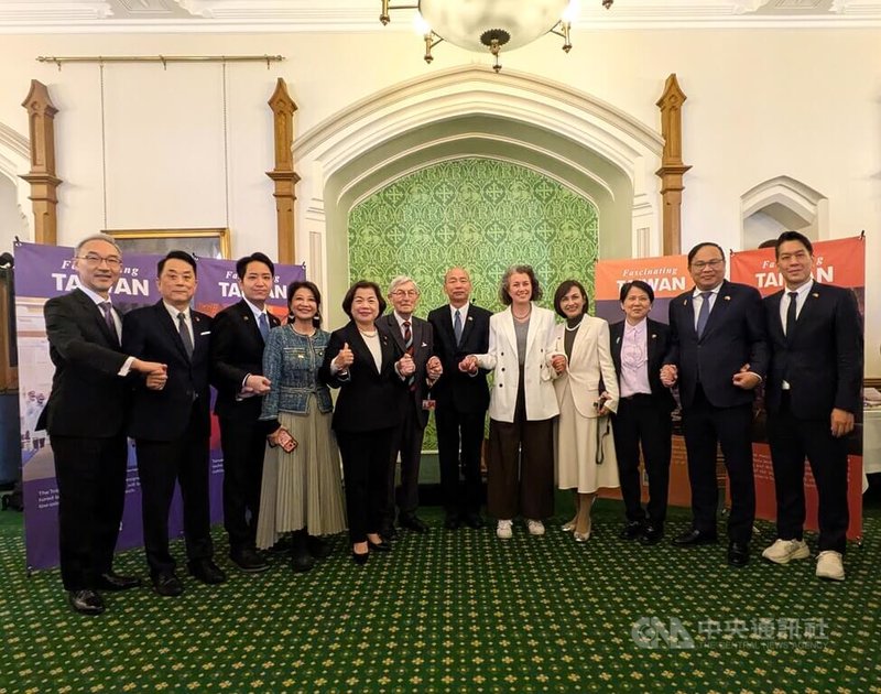 立法院長韓國瑜（右6）率跨黨派立委14日參訪英國國會，英國國會友台小組兩位共同主席，下議院議員柴萍恩（右5）和上議院議員羅根勳爵（左6），代表英方表示歡迎，駐英國代表姚金祥（左1）陪同。中央社記者陳韻聿倫敦攝　115年5月15日