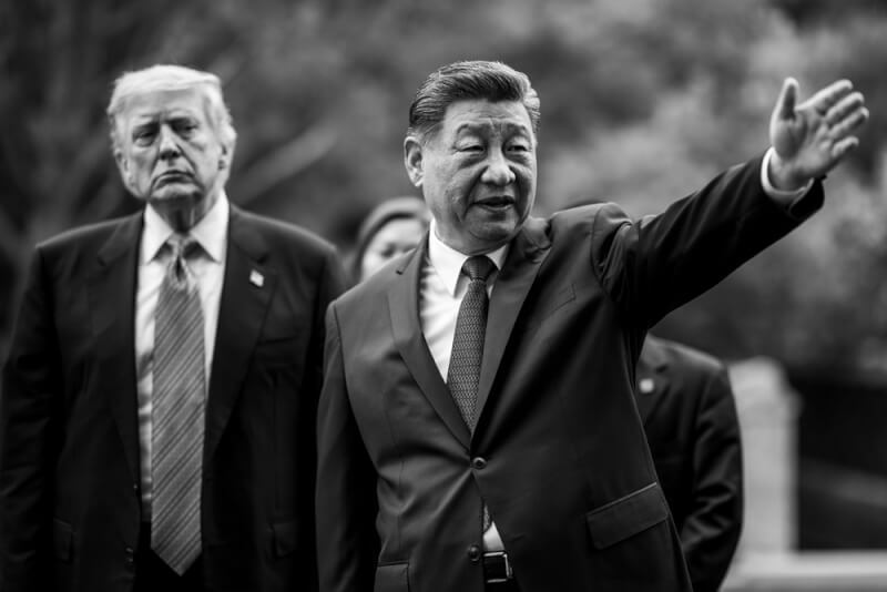 美國總統川普（後左）訪問中國，15日與中國國家主席習近平（前）在北京中南海會晤。白宮在社群網站上發布兩人互動照片。（圖取自x.com/WhiteHouse）