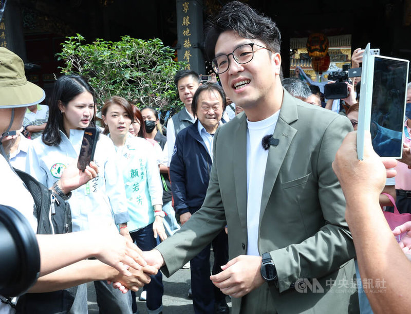 民進黨台北市長參選人沈伯洋（前右）16日下午前往台北大龍峒保安宮參香祈福，並和現場民眾近距離互動，握手致意。中央社記者謝佳璋攝  115年5月16日
