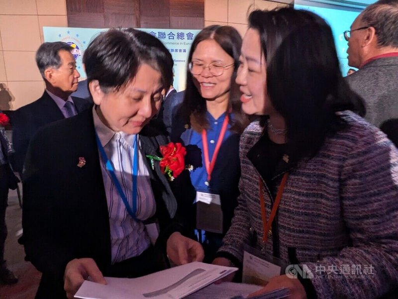 跨黨派立法委員訪問團今天在倫敦出席歐洲台商活動，遇旅歐僑民薛雅俶（右）趨前遞交請願連署書，籲立院不分黨派共同支持充實國防，民眾黨籍立委邱慧洳（左）當場收下。中央社記者陳韻聿倫敦攝　115年5月16日