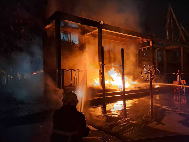 彰化縣彰化市兒童公園涼亭16日大火，消防人員獲報前往灌救，幸無人傷亡。（彰化縣消防局提供）中央社記者鄭維真傳真  115年5月16日