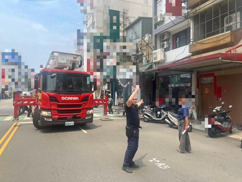 高雄市鳳山區五甲二路1處民宅16日火警，消防人員控制火勢後，在民宅2樓發現獨居且長期臥床的74歲林姓男子疑受困身亡。（高雄市政府警察局鳳山分局提供）中央社記者張已亷傳真　115年5月16日