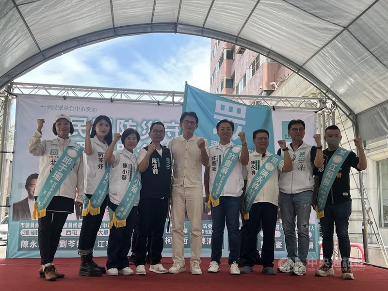 台灣民眾黨主席黃國昌（左5）16日到台中市出席「民眾台中隊」成軍誓師暨民眾防災守護隊揭牌儀式，希望民眾黨台中市議員參選人在年底選舉有好成績。中央社記者郝雪卿攝  115年5月16日