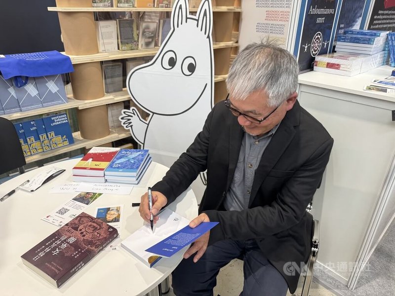 台灣作家吳明益的「複眼人」與廖鴻基（圖）的「魚夢魚」被麋鹿出版社（Mi:Lu Publishing）翻譯成捷克文並出版。兩位作家到布拉格國際書展現場為讀者簽書。中央社記者劉郁葶布拉格攝 115年5月16日