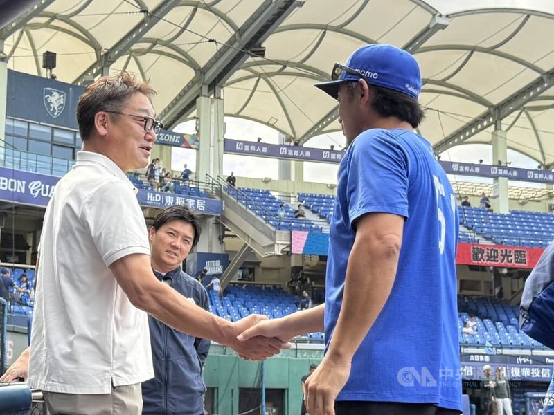 日職歐力士猛牛隊資深總監中嶋聰（前左）16日拜訪新莊棒球場，中職富邦悍將隊總教練後藤光尊（右）上前致意，一旁為副領隊林威助（後左）。中央社記者謝靜雯攝　115年5月16日