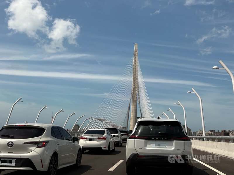 淡江大橋正式通車後的首個週末到來，車流路況引關注。往淡水方向16日下午車流量稍多，車速緩慢。中央社記者曹亞沿攝　115年5月16日