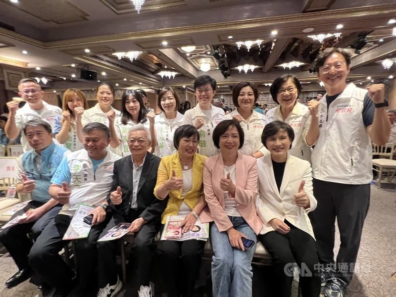 民進黨16日在台中舉辦「台灣好生活」2026縣市政策說明會，行政院副院長鄭麗君（坐者右）、內政部長劉世芳（坐者右3）、民進黨台中市長參選人何欣純（坐者右2）及中市黨公職人員出席合影。中央社記者郝雪卿攝　115年5月16日