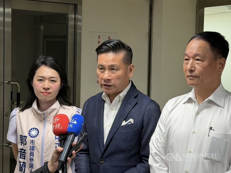 國民黨台北市黨部16日公布中正萬華區議員初選結果，黨部主委戴錫欽（中）與初選參選人郭音蘭（左）、張延廷（右）皆到場，結果由張延廷勝出。中央社記者劉建邦攝  115年5月16日