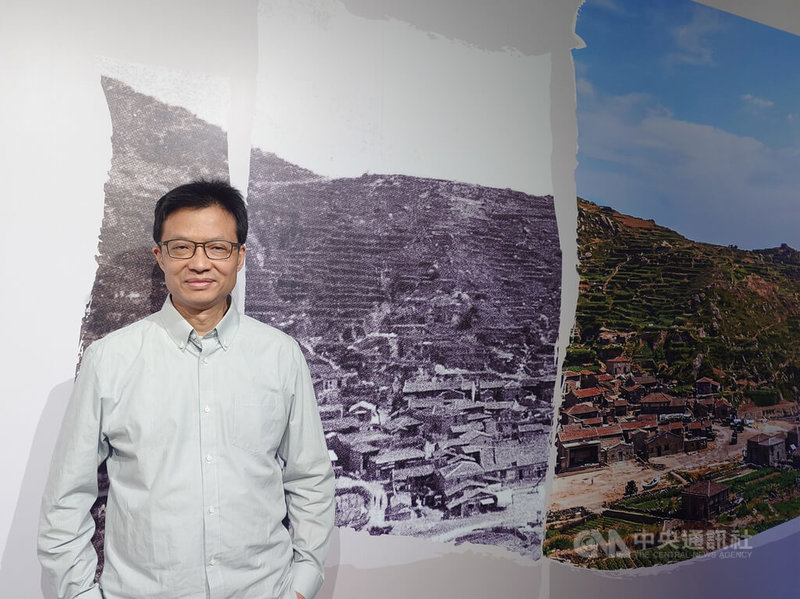 馬祖民俗文物館16日起推出特展「時光島影」，展出由南竿鄉復興村人曹寶泰（圖）以AI生成與修復技術，重新賦予色彩與人物表情的馬祖老照片。中央社記者潘欣彤攝　115年5月16日