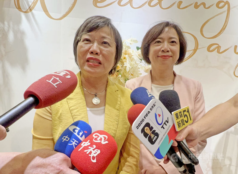 內政部長劉世芳（左）16日到台中宣講內政部相關政策，會前針對住都中心的社宅工地火警遭台中市府重罰一事接受媒體聯訪，指出已跟周圍居民道歉，後續會處理好公安。中央社記者郝雪卿攝   115年5月16日