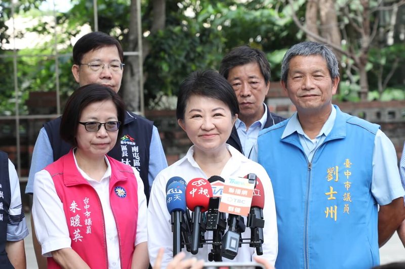 台中市長盧秀燕（前中）16日視察全市環境大清消行動時，針對「川習會」接受媒體聯訪表示，有關台灣議題，不管中美雙方談了什麼或有沒有暗盤，「我們要對自己的國家有信心」。（台中市政府提供）中央社記者郝雪卿傳真  115年5月16日
