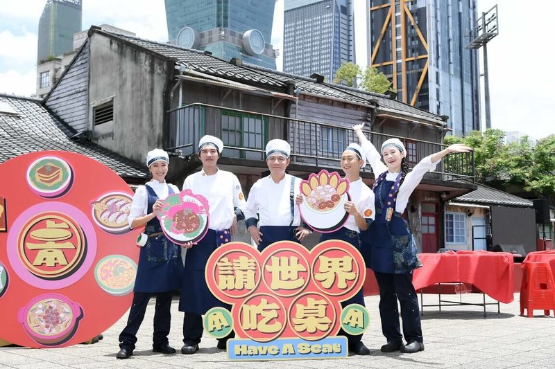 節目「請世界吃桌」主持群隋棠（左起）、藍正龍、陳隨意、浩子與美食YouTuber千千16日回到台北辦桌，浩子提到在紐約時報廣場完成全英文主持，是他此行最大成就，還讓在場的外國人齊喊「I love Taiwan！」。（三立提供）中央社記者洪素津傳真　115年5月16日