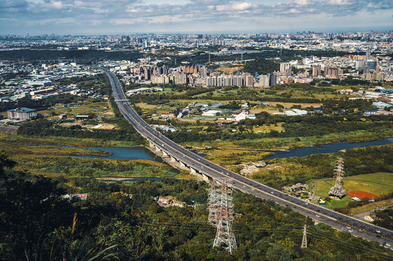 新北捷運三鶯線即將通車，三峽山區步道與產業道路交織成多元綠色路網，如鳶山步道可眺望大漢溪沖積平原，欣賞三峽、鶯歌、八德地區的美景。（新北市府觀光旅遊局提供）中央社記者黃旭昇傳真　115年5月16日