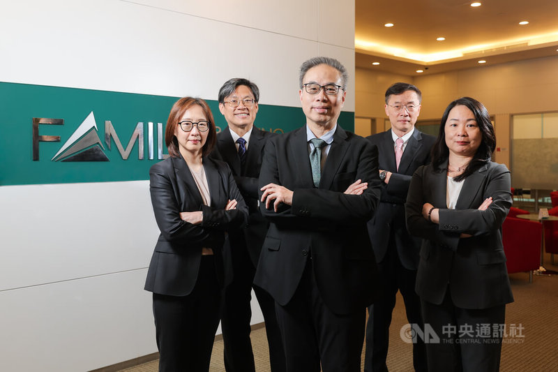 中信銀行私人銀行處長楊子宏（前中）要求團隊將更多心力投入在財富傳承與治理討論，而非急於推薦投資商品，唯有服務到位，客戶的信任才會水到渠成。圖為中信銀行私人銀行團隊。中央社記者翁睿坤攝　115年5月16日