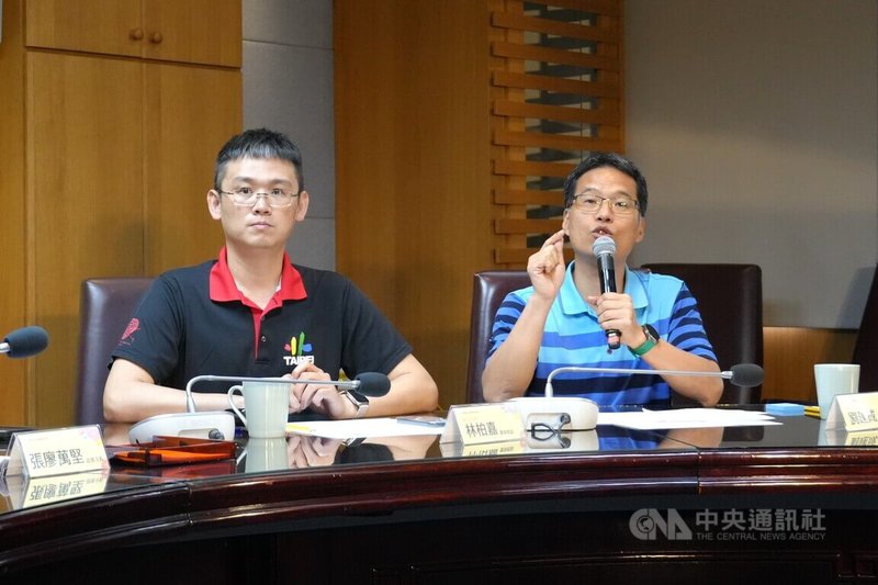 115年度國中教育會考16日登場，教育部邀請台北市北投國中教師林柏嘉（左起）、桃園市平鎮國中教師劉建成分析數學科命題趨勢。中央社記者陳至中攝　115年5月16日