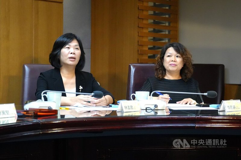 教育部16日邀請苗栗縣造橋國中校長林孟君（左起）、嘉義縣東石國中教師李育靜一同解析115年國中教育會考寫作測驗命題趨勢及特點。中央社記者陳至中攝　115年5月16日
