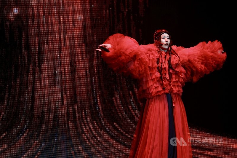日本「平成歌姬」中島美嘉（圖）16日在台北流行音樂中心開唱，但演出沒多久出現意外狀況，讓她一度高舉雙手暫停，重新調整狀態後才恢復演出。中央社記者王飛華攝　115年5月16日