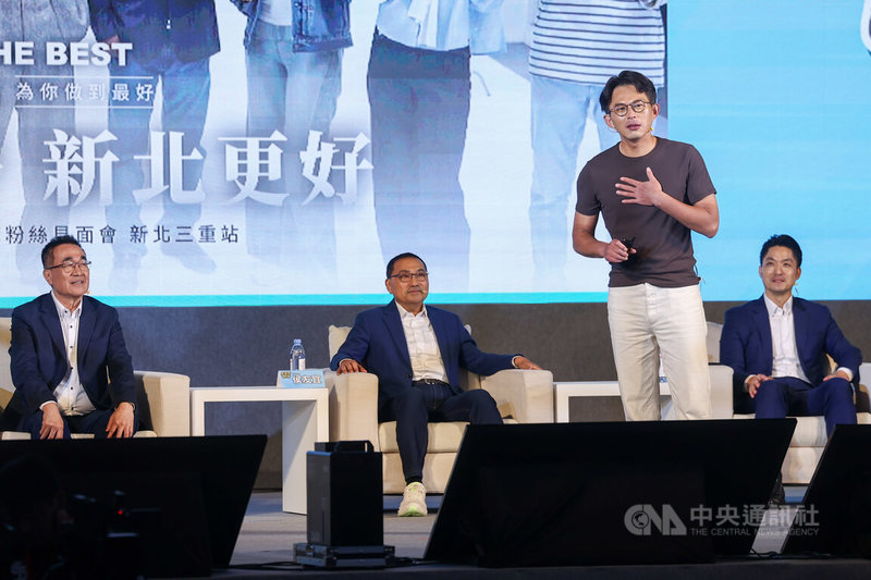 網路節目「董事長開講」粉絲見面會新北場16日晚間在三重舉行,國民黨新北市長參選人李四川(左)會中闡述施政願景,新北市長侯友宜(左2)、台北市長蔣萬安(右)也現身站台,民眾黨主席黃國昌(右2)則以神祕嘉賓身分亮相。中央社記者王騰毅攝 115年5月16日