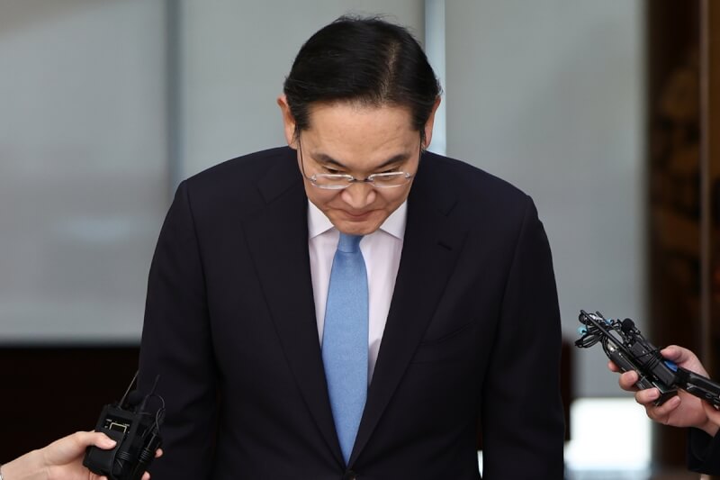 韓國三星電子會長李在鎔（圖）16日針對公司與工會間的薪資爭議，向顧客及社會大眾鞠躬致歉。（韓聯社）