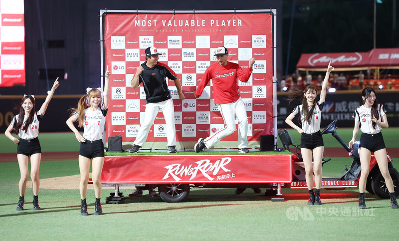 中華職棒味全龍隊16日主場例行賽奪勝，拿下MVP的先發投手曾仁和（中右）與拿下中繼成功的投手陳暐皓（中左）賽後一起在MVP舞台車熱舞。中央社記者張新偉攝　115年5月16日