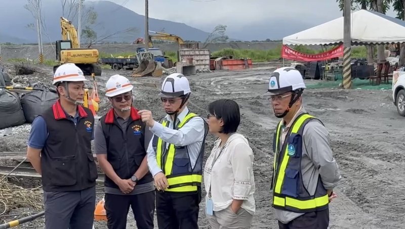 行政院顧問、馬太鞍溪堰塞湖災後復原重建中央協調會報副執行秘書李孟諺（前中）16日下午視察花蓮光復地區淹水狀況，受訪時強調，這次淹水與堰塞湖無關。（行政院東部聯合服務中心提供）中央社記者張祈傳真　115年5月16日