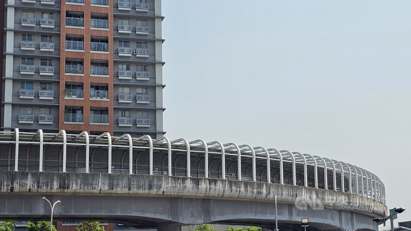 捷運三鶯線即將完工通車，為滿足地方防噪需求，捷運局在許多路段施作隔音罩，未來也將積極在防噪設施上做好做滿。中央社記者王鴻國攝　115年5月16日