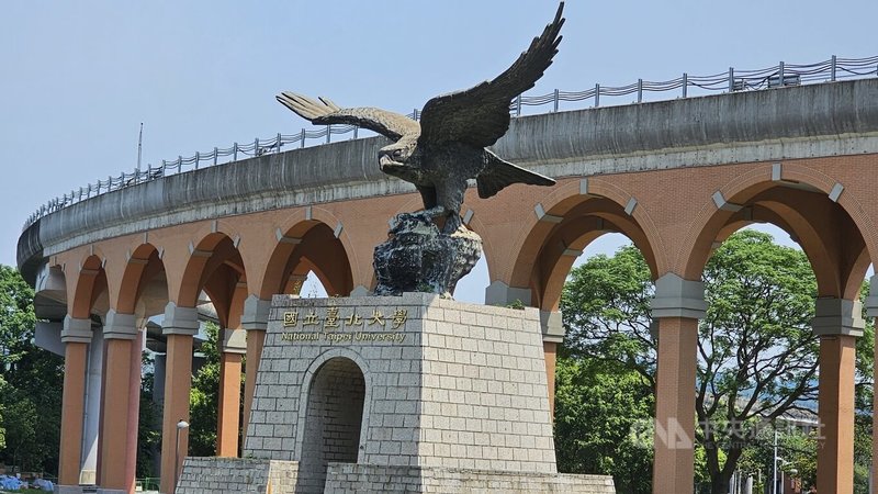 新北捷運三鶯線沿線土建設計用心，在台北大學站更創下捷運路線穿越校園的特例，進而打造「思古迴廊」仿紅磚拱橋路段，大膽採用巴洛克線條與閩南拱橋語彙，營造出復古質感，有望成為三鶯線地標景觀。中央社記者王鴻國攝　115年5月16日