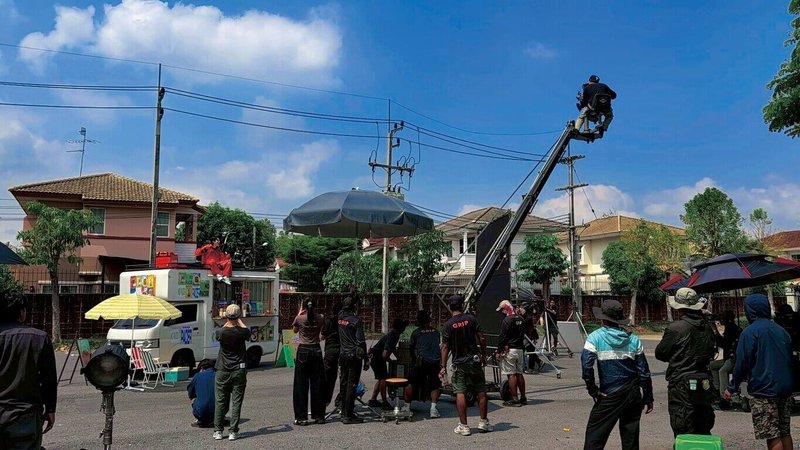 台灣導演黃品柏受邀赴曼谷與泰國影視製作公司合作，拍攝泰國歌手MV。他表示，與唱片公司討論過程中，感受出對方希望擁有「外國視角」的創意，他認為這是泰方找上合作的重要原因。（黃品柏提供）中央社記者李宗憲曼谷傳真　115年5月16日