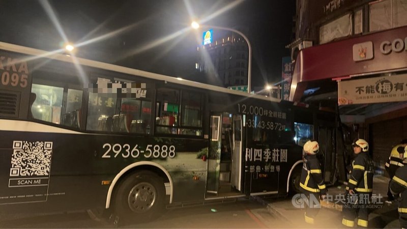 新北市板橋區16日凌晨零時許一輛公車自撞路口飲料店騎樓柱子，造成車上2乘客輕傷，送醫無大礙。（翻攝畫面）中央社記者曹亞沿傳真  115年5月16日