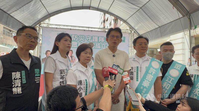 台灣民眾黨主席黃國昌（左4）16日在台中市，接受媒體聯訪表示，希望台美關係真的堅如磐石，而美國作為最好的民主同盟友人，也能信守對台灣各項承諾。中央社記者郝雪卿攝   115年5月16日