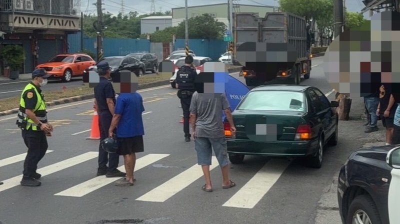 80歲鄭姓女機車騎士16日沿高雄市大寮區鳳林二路行駛時，疑為閃避路旁違停車輛，與同向行駛大貨車發生擦撞，騎士遭大貨車輾過，當場無生命跡象。（高雄市政府警察局林園分局提供）中央社記者張已亷傳真　115年5月16日