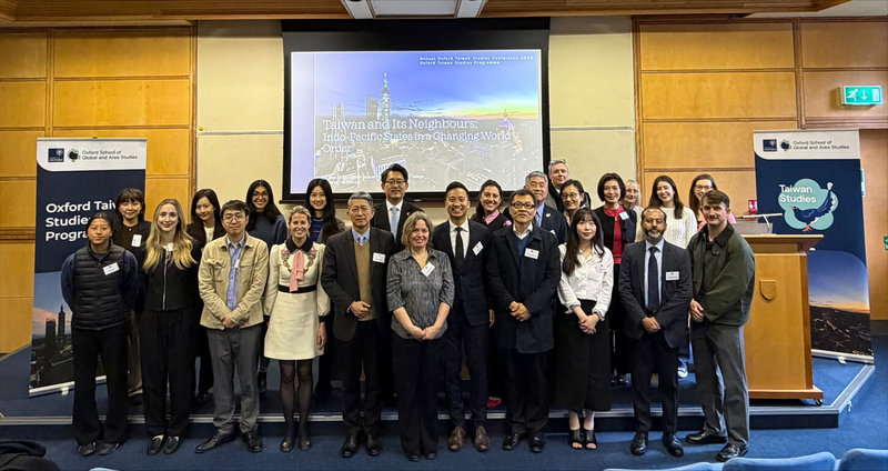 牛津大學台灣研究計畫舉辦的台灣研究年會14日登場，邀集來自台灣、英國、紐西蘭等地學者發表研究成果。駐英國代表處教育組組長畢祖安（前排左5）出席致詞，牛津大學台灣研究計畫主持人荊柏鈞（前排右5）則擔任專場主持人。（牛津大學台灣研究計畫提供）中央社記者陳韻聿倫敦傳真　115年5月16日